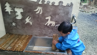 にじのわで水遊ぶ