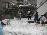 雪と子供たち 2008/02/03 12:50:36