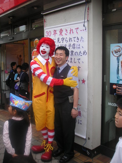 マクドナルド逗子店閉店でドナルド登場。