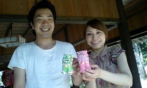 家族で、２人で、中腰で？