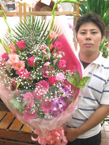 祝 誕生日 宜野湾市へ花束お届け 沖縄花屋フラワーショップみやび配達花便り