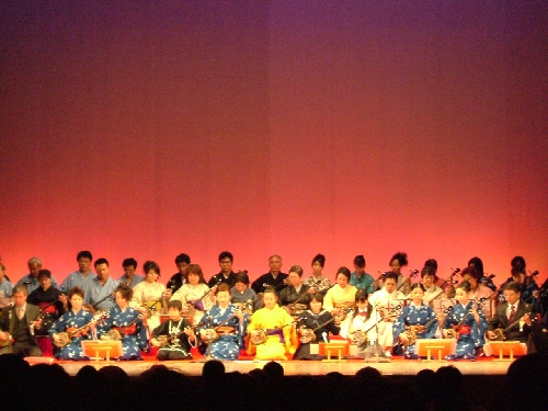 東京：沖縄音楽三線教室発表会。