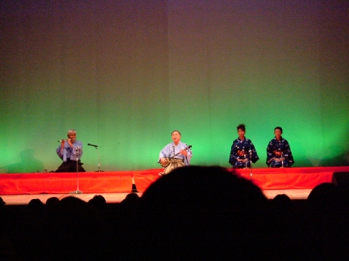 東京：沖縄音楽三線教室発表会。
