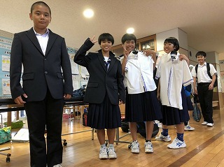 令和2年度新設「うんな中学校」の制服、試着しました！│恩納村立 仲泊