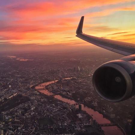 ロンドンのテムズ川上空
