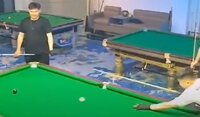 ビリヤードで盛り上がる4人組　楽しそう