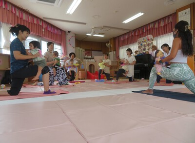 親子ヨガ