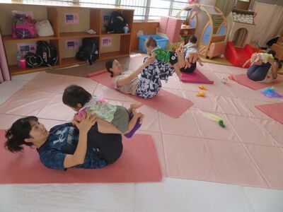 親子ヨガ