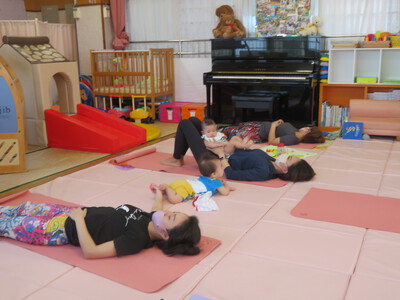 親子ヨガ