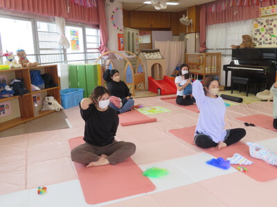 親子ヨガ