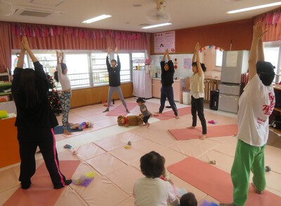 親子ヨガ