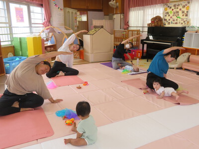 親子ヨガ