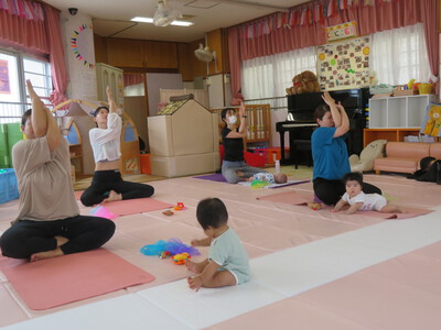 親子ヨガ