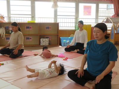 親子ヨガ