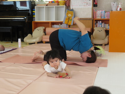 親子ヨガ