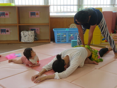 親子ヨガ