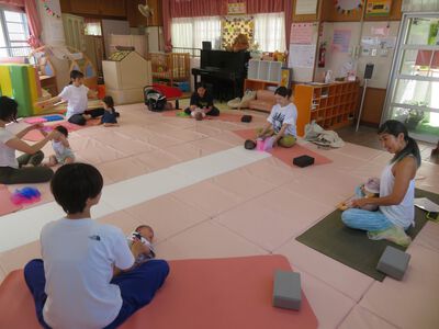 親子ヨガ