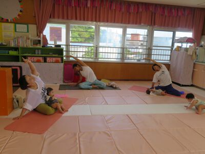 親子ヨガ