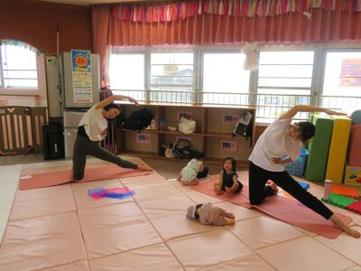 親子ヨガ
