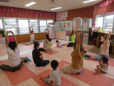 親子ヨガ