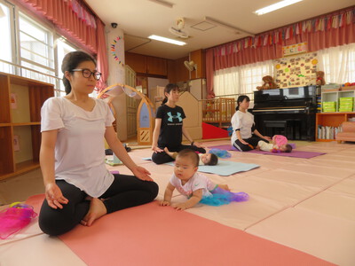 親子ヨガ