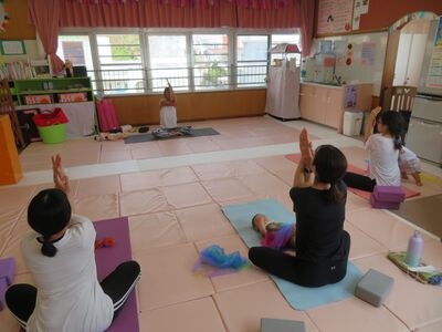 親子ヨガ