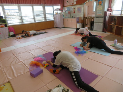 親子ヨガ