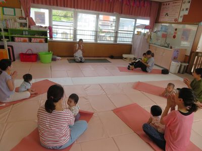 親子ヨガ