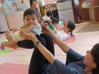 親子ヨガ