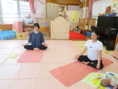 親子ヨガ