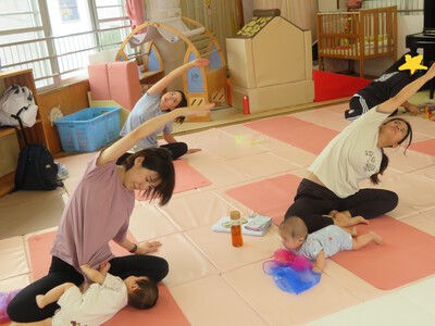 親子ヨガ