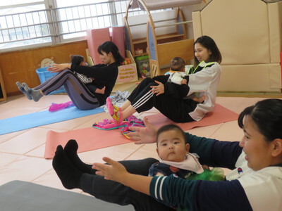 親子ヨガ