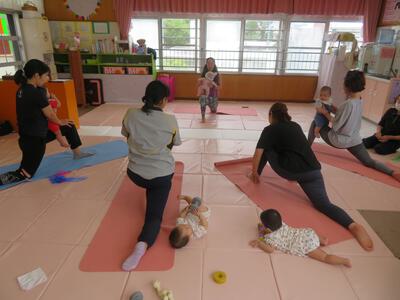 親子ヨガ
