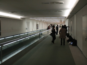 成田空港芸能人インタビュー通路