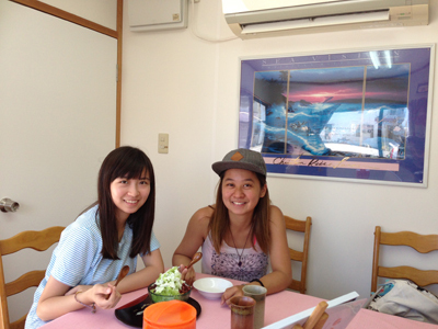 香港から旅行中のかわいい女の子2人組 とれたての魚料理が美味しいお店 沖縄糸満市の食工房まほろば