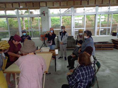 今帰仁村　平敷公民館で手打ちそば打ち会で交流会