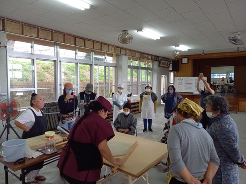今帰仁村　平敷公民館で手打ちそば打ち会で交流会