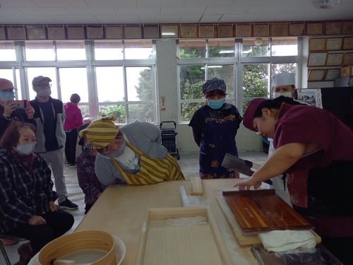 今帰仁村　平敷公民館で手打ちそば打ち会で交流会