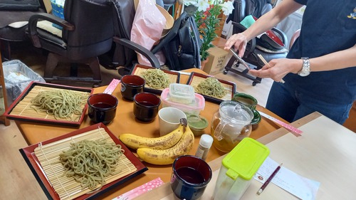 やんばる地域の特産、カラキ(シナモン）で変わりそばφ(゜▽゜*)♪