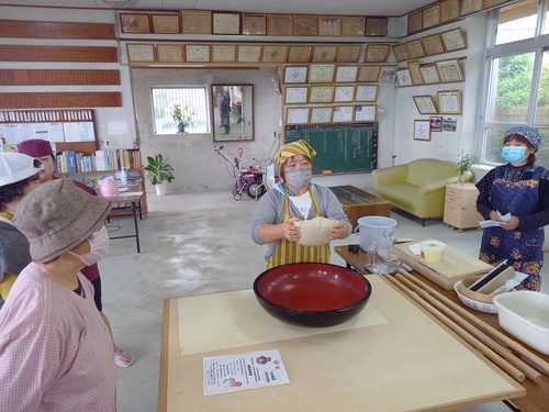 今帰仁村　平敷公民館で手打ちそば打ち会で交流会