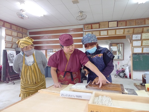 今帰仁村　平敷公民館で手打ちそば打ち会で交流会