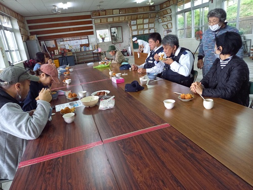 今帰仁村　平敷公民館で手打ちそば打ち会で交流会