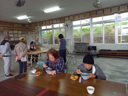 今帰仁村　平敷公民館で手打ちそば打ち会で交流会