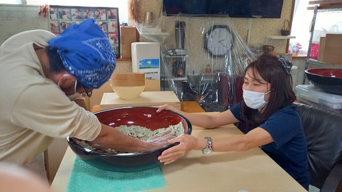 やんばる地域の特産、カラキ(シナモン）で変わりそばφ(゜▽゜*)♪