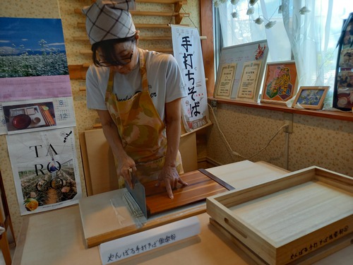 やんばる手打ちそば倶楽部練習風景(*￣3￣)╭