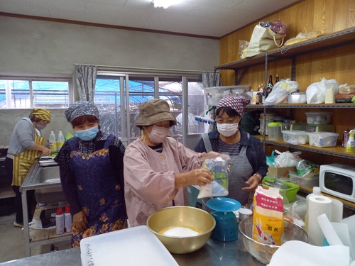 今帰仁村　平敷公民館で手打ちそば打ち会で交流会