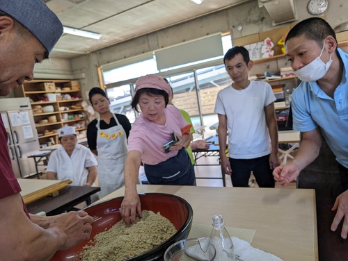 みやこ町蕎麦の会　屋成五段位とそば打ち交流