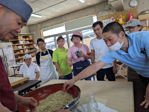 みやこ町蕎麦の会　屋成五段位とそば打ち交流