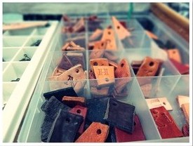 ビッグ・K　　　革小物を作っています