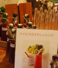 ヤシの木の下のおにわ市